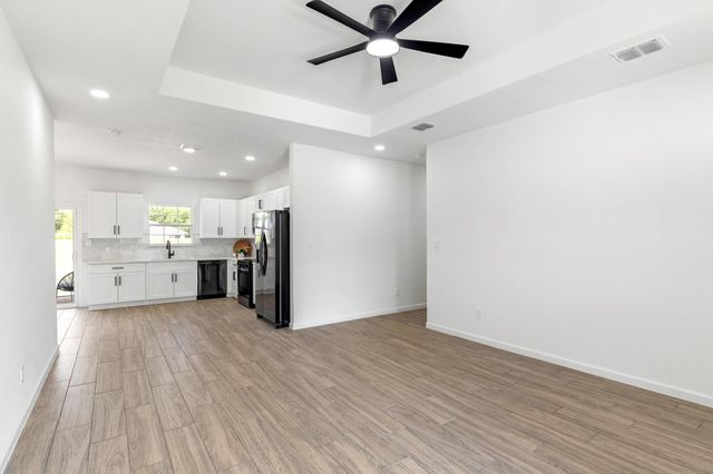 907 Fannin ST, Lockhart, TX 78644