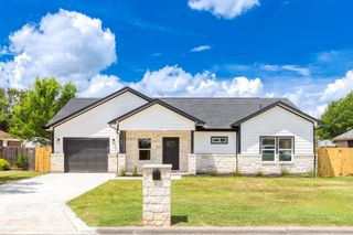 907 Fannin ST, Lockhart, TX 78644