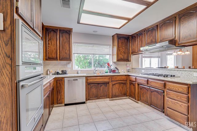 8606 Rockhampton Drive, Bakersfield, CA 93313