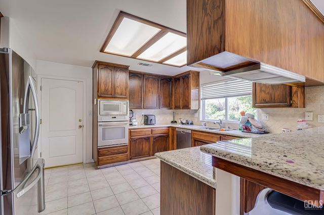 8606 Rockhampton Drive, Bakersfield, CA 93313