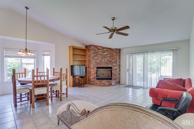 8606 Rockhampton Drive, Bakersfield, CA 93313