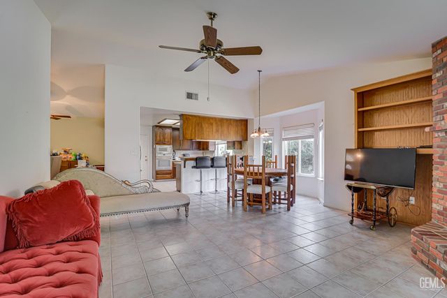 8606 Rockhampton Drive, Bakersfield, CA 93313