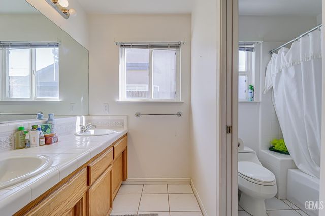 8606 Rockhampton Drive, Bakersfield, CA 93313