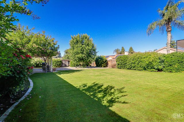 8606 Rockhampton Drive, Bakersfield, CA 93313