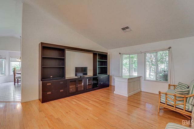 8606 Rockhampton Drive, Bakersfield, CA 93313