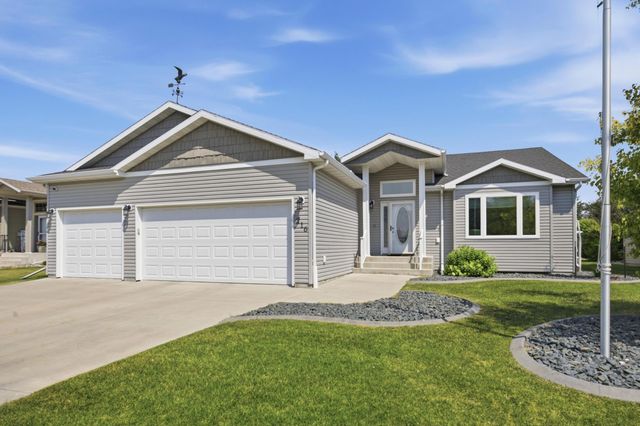 216 30th Avenue E, West Fargo, ND 58078