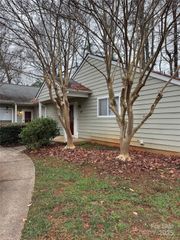 819 Sardis Cove Drive, Charlotte, NC 28270
