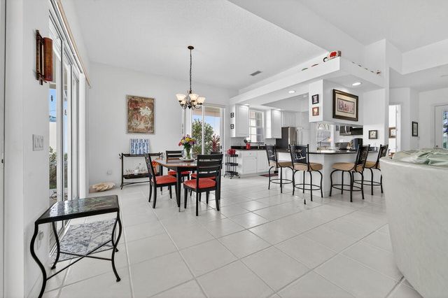 8944 SE Hawks Nest Ct, Hobe Sound, FL 33455