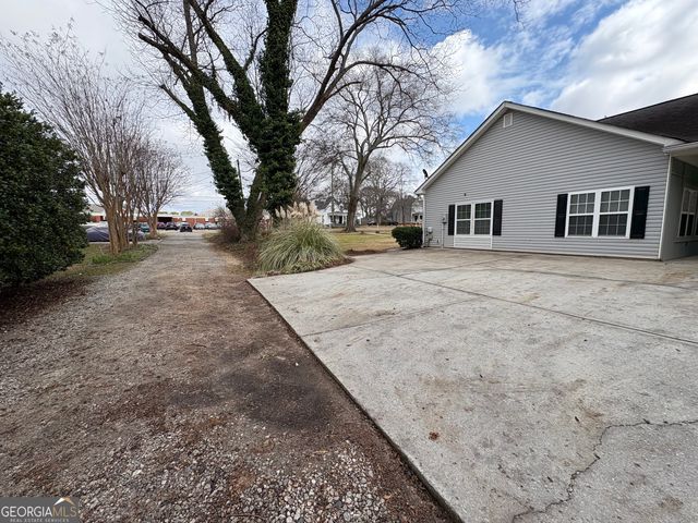 1975 Broad Street, Statham, GA 30666