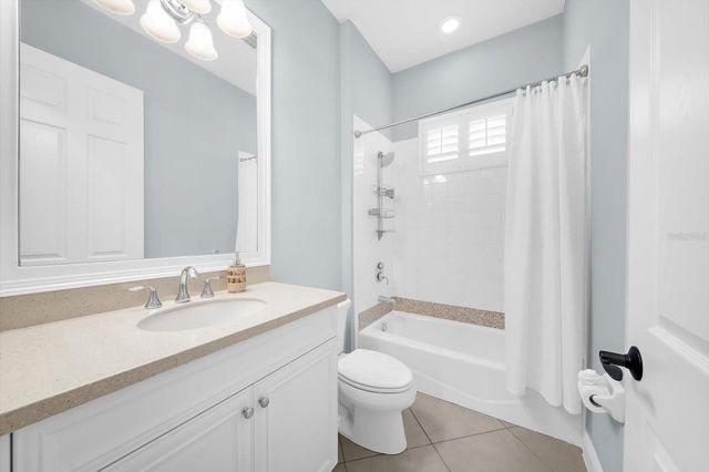 8256 LARKSPUR CIRCLE, Sarasota, FL 34241