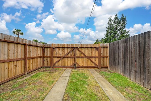 8894 Sharkey Ave, Elk Grove, CA 95624