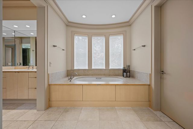 2 Bridlewood Road, Northbrook, IL 60062