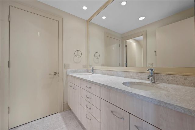 2 Bridlewood Road, Northbrook, IL 60062