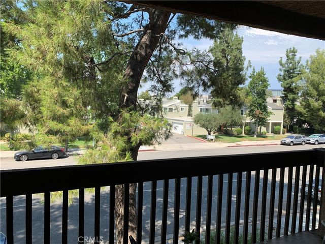 22100 Burbank, Woodland Hills, CA 91367