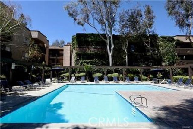 22100 Burbank, Woodland Hills, CA 91367