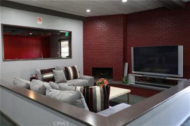 22100 Burbank, Woodland Hills, CA 91367