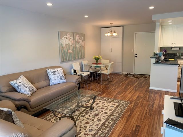 22100 Burbank, Woodland Hills, CA 91367