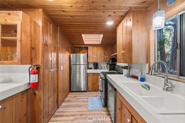 24251 Great View, Crestline, CA 92325