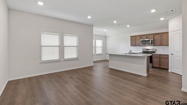 5032 Shumard Drive, Lindale, TX 75771
