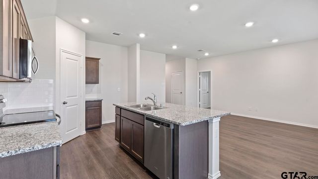 5032 Shumard Drive, Lindale, TX 75771