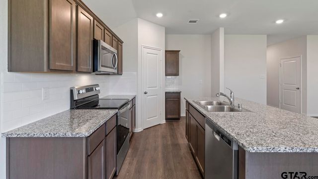 5032 Shumard Drive, Lindale, TX 75771