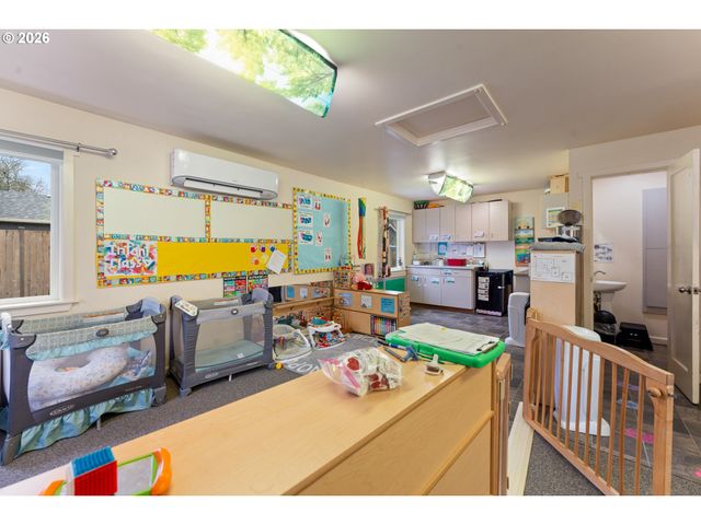 2125 COBURG Rd, Eugene, OR 97401