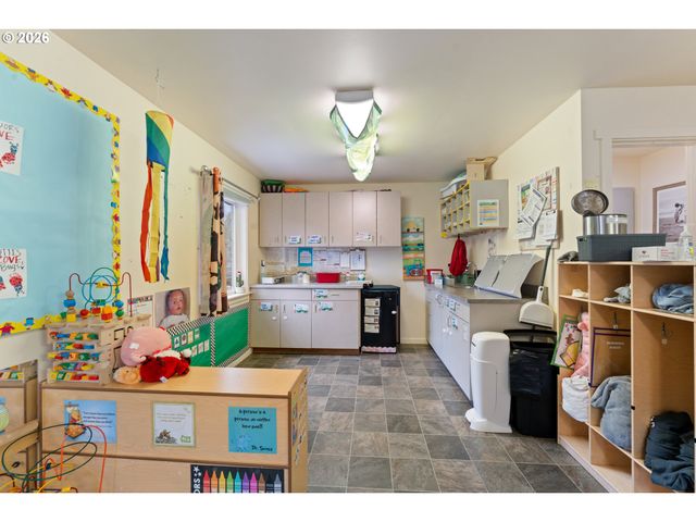 2125 COBURG Rd, Eugene, OR 97401