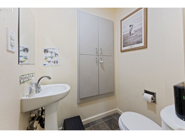 2125 COBURG Rd, Eugene, OR 97401