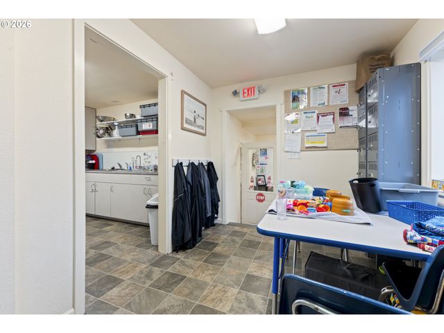 2125 COBURG Rd, Eugene, OR 97401