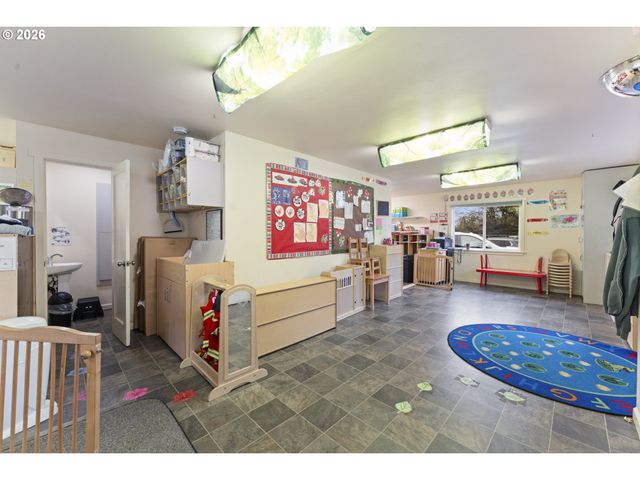 2125 COBURG Rd, Eugene, OR 97401