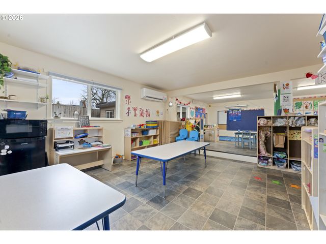 2125 COBURG Rd, Eugene, OR 97401