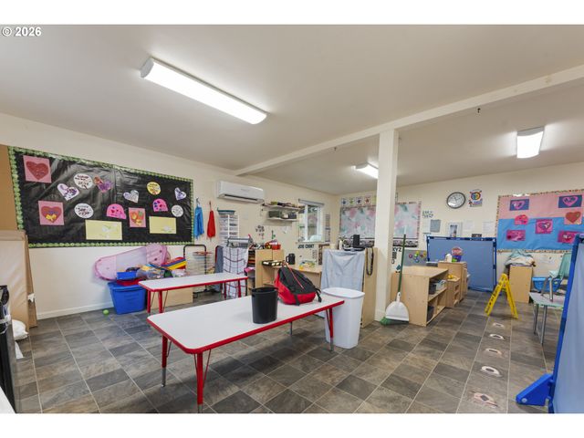 2125 COBURG Rd, Eugene, OR 97401