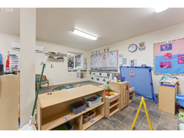 2125 COBURG Rd, Eugene, OR 97401