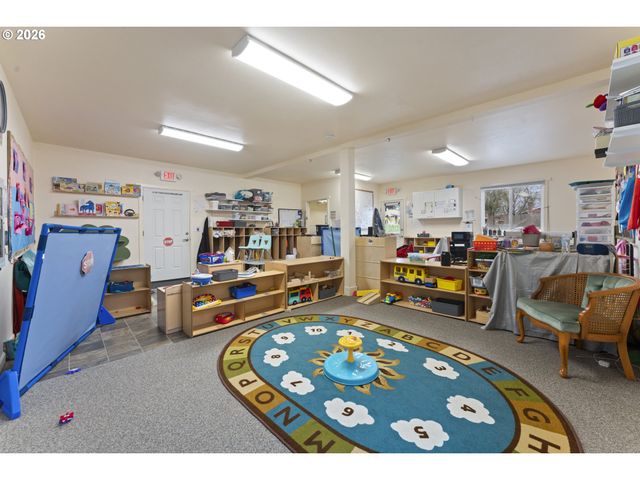 2125 COBURG Rd, Eugene, OR 97401