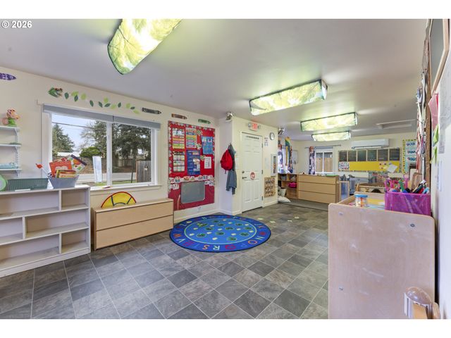 2125 COBURG Rd, Eugene, OR 97401