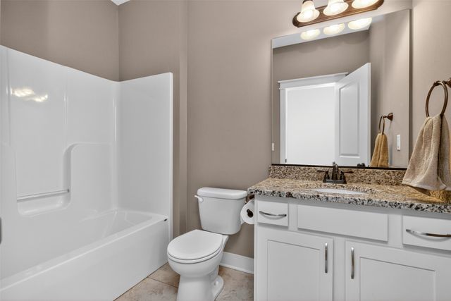 5008 NE Ledgestone Drive, Ankeny, IA 50021