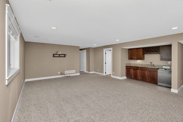 5008 NE Ledgestone Drive, Ankeny, IA 50021