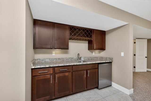 5008 NE Ledgestone Drive, Ankeny, IA 50021