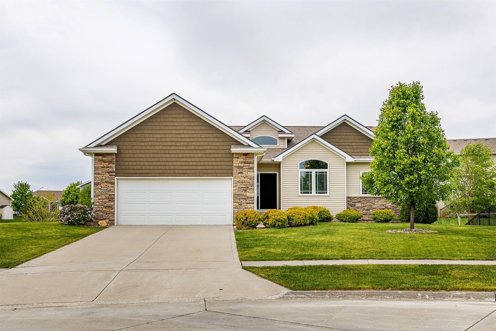 5008 NE Ledgestone Drive, Ankeny, IA 50021