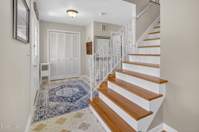 17 Tamarack Lane, Colonie, NY 12309