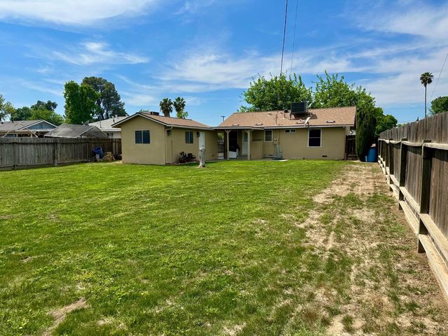 1319 N Richmond Avenue, Hanford, CA 93230