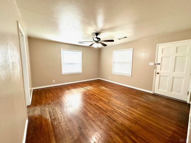 1319 N Richmond Avenue, Hanford, CA 93230