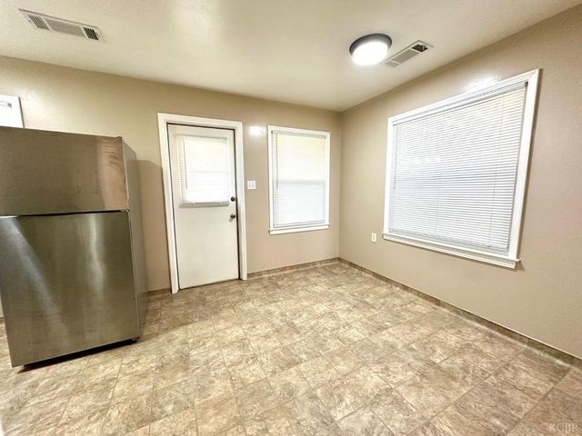 1319 N Richmond Avenue, Hanford, CA 93230