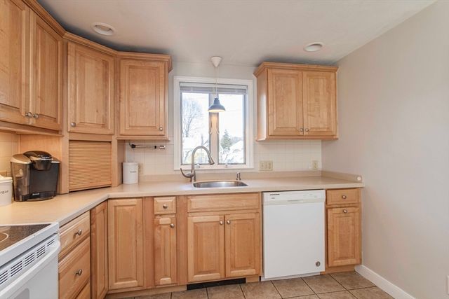 28 Nevens Circle, Rockland, MA 02370