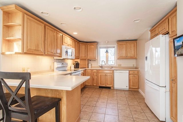 28 Nevens Circle, Rockland, MA 02370