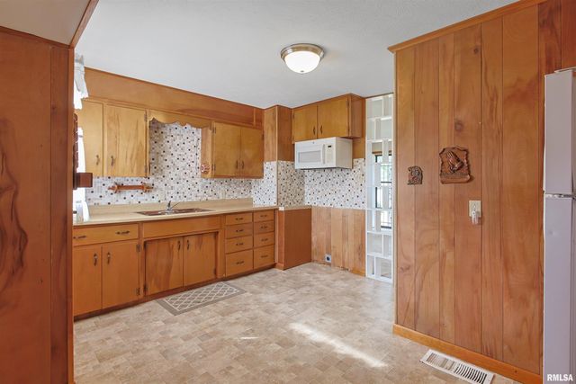 707 DOGWOOD Lane, Marion, IL 62959