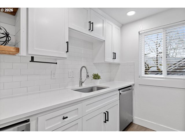 12642 Nw BARNES Rd 8, Portland, OR 97229