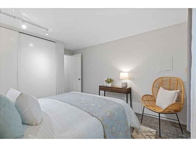 12642 Nw BARNES Rd 8, Portland, OR 97229