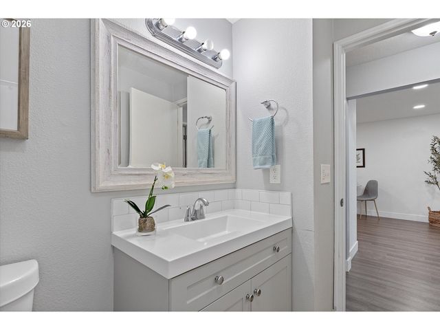 12642 Nw BARNES Rd 8, Portland, OR 97229