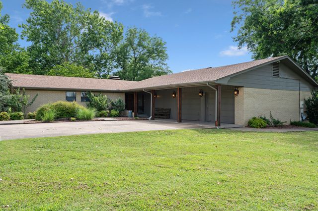 1561 E Country Club Drive, Vinita, OK 74301